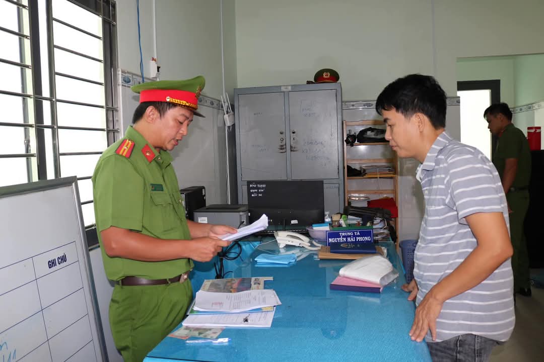 CÔNG AN HUYỆN THẠNH PHÚ BẮT TẠM GIAMĐỐI TƯỢNG “SẢN XUẤT, BUÔN BÁN HÀNG GIẢ”