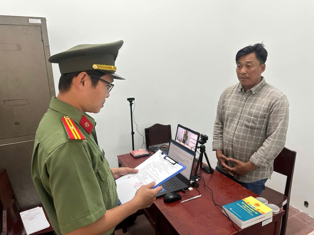 Khởi tố đối tượng dùng súng bắn camera nhà bạn