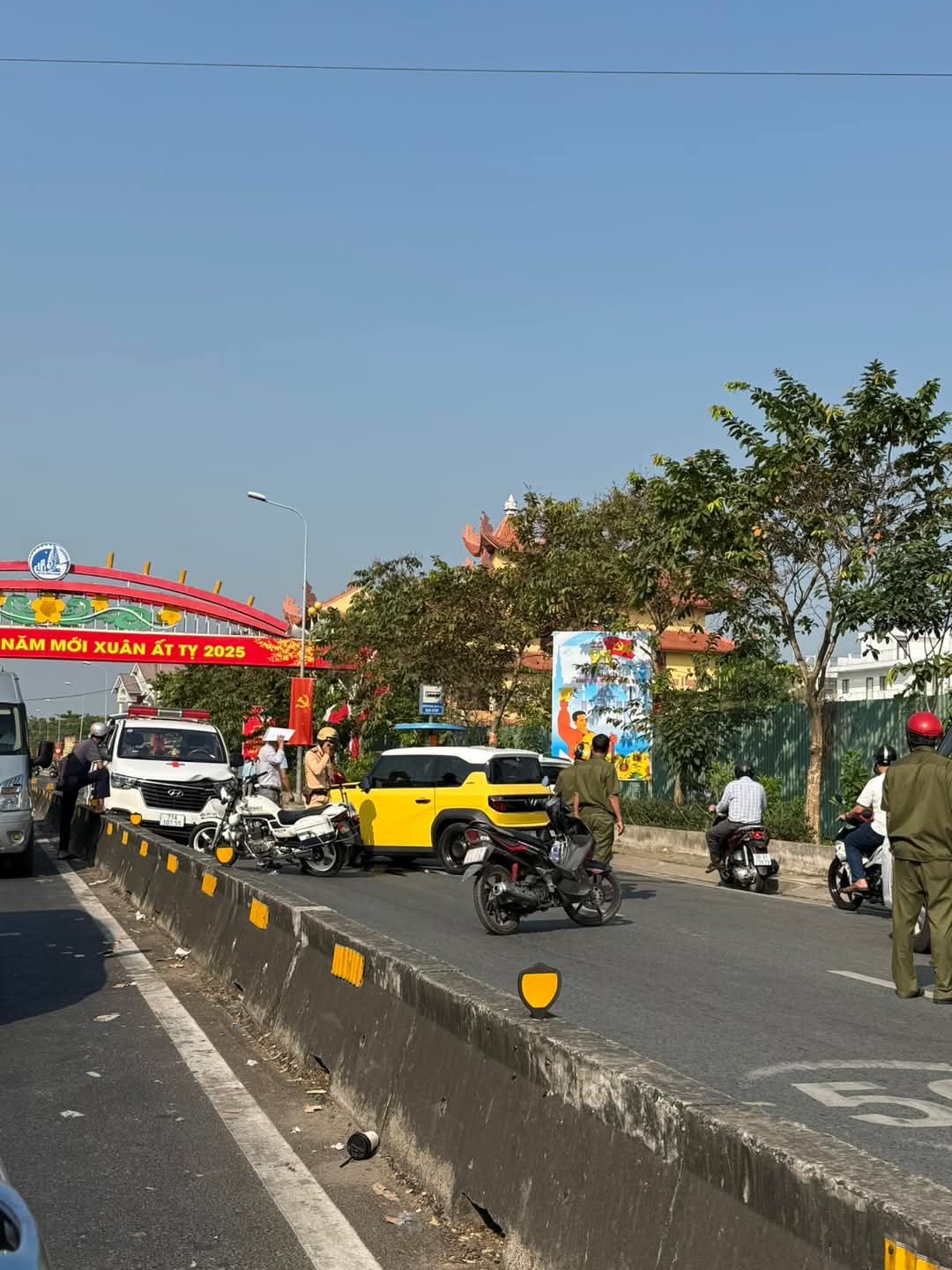 Video tai nạn giao thông giữa xe cấp cứu và xe ô tô